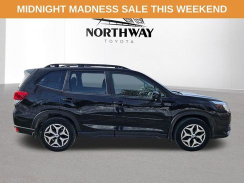 Used 2023 Subaru Forester Premium image 3