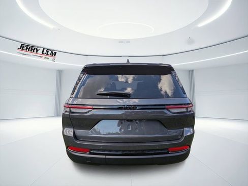 New 2025 Jeep Grand Cherokee Altitude image 4