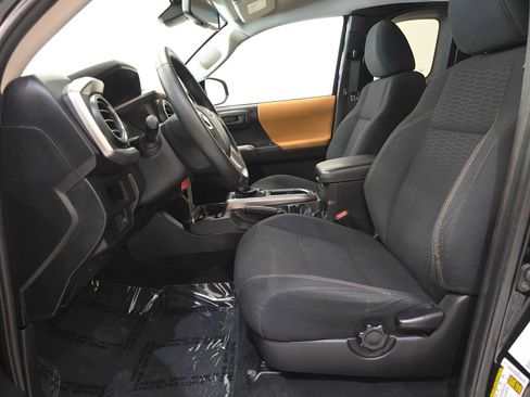 Used 2018 Toyota Tacoma SR5 AWD/4WD image 21