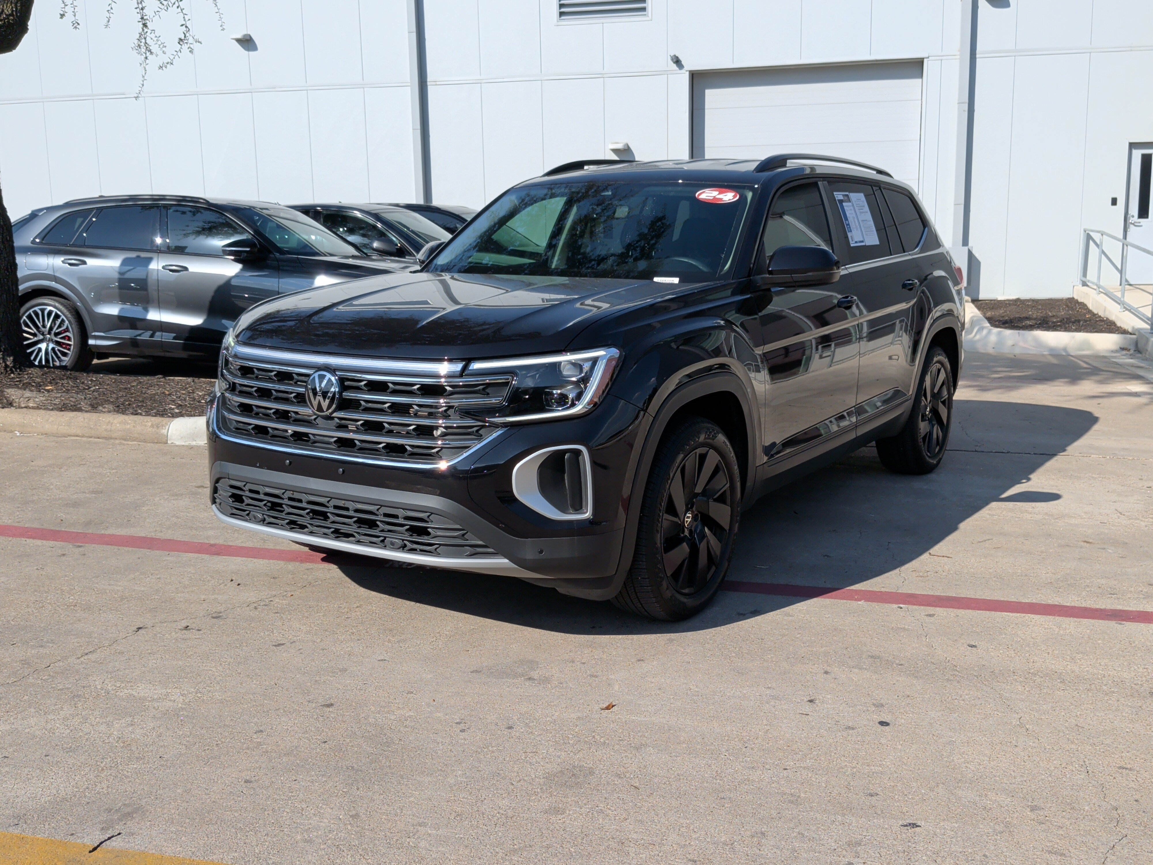 Used 2024 Volkswagen Atlas SE w/ Black Wheel Package FWD image 5