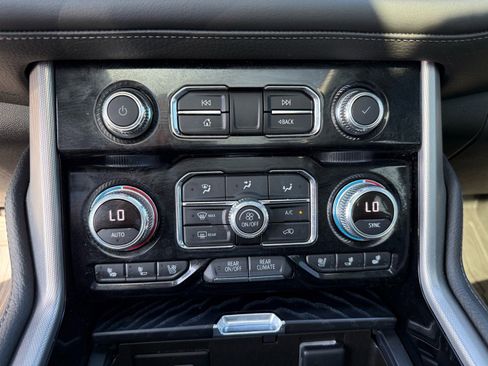 Used 2022 GMC Yukon XL Denali AWD/4WD image 25
