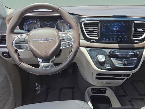 Used 2017 Chrysler Pacifica Touring-L FWD image 12