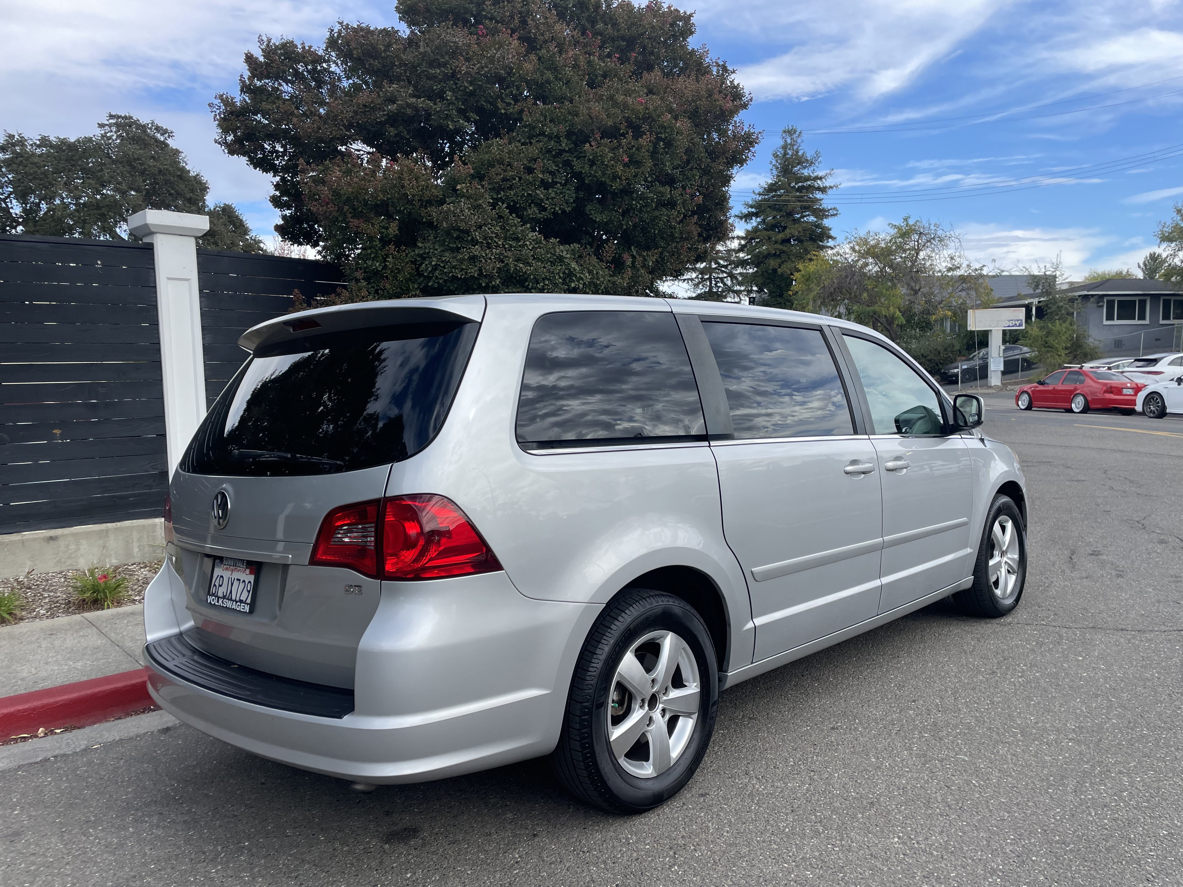 Used 2010 Volkswagen Routan SE FWD image 5