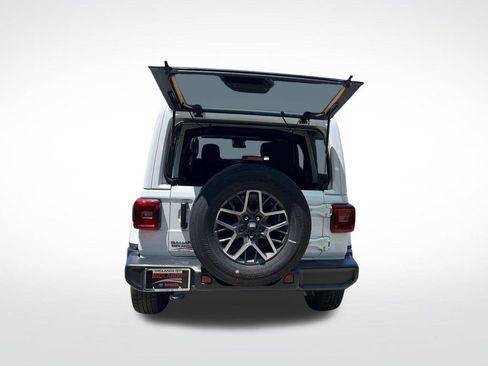Used 2025 Jeep Wrangler Unlimited Sahara AWD/4WD image 13