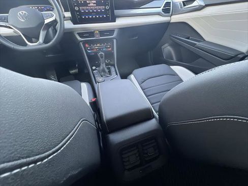 New 2026 Volkswagen Taos SEL image 20