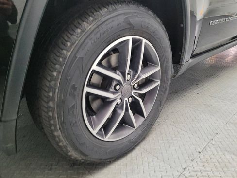 Used 2019 Jeep Grand Cherokee Laredo w/ 18" Wheel & 8.4" Radio Group AWD/4WD image 31