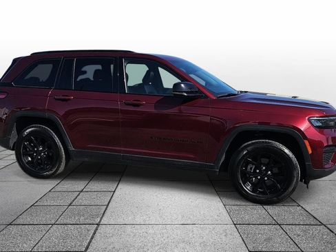 Used 2025 Jeep Grand Cherokee Altitude AWD/4WD image 4