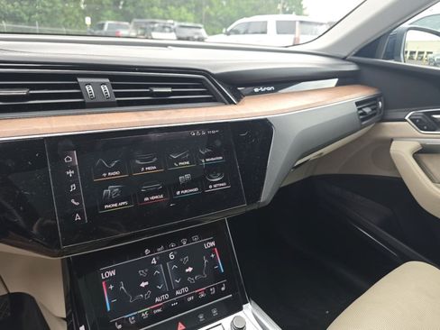 Used 2019 Audi e-tron Prestige w/ Prestige Package AWD/4WD image 10