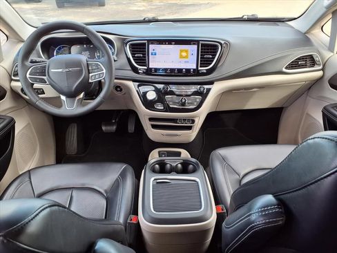 Used 2023 Chrysler Pacifica Touring-L FWD image 13