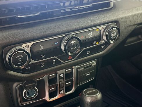Used 2025 Jeep Gladiator Sport AWD/4WD image 16