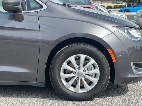 Used 2018 Chrysler Pacifica Touring Plus image 37