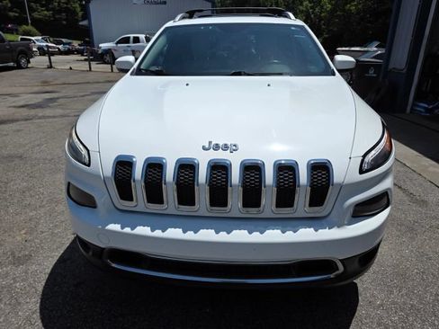 Used 2017 Jeep Cherokee Limited w/ Luxury Group AWD/4WD image 2