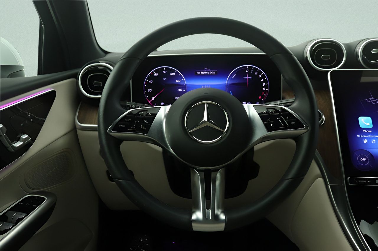 Used 2025 Mercedes-Benz GLC 350e 4MATIC image 8