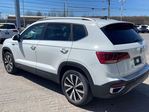 Used 2023 Volkswagen Taos SE w/ Panoramic Sunroof Package AWD/4WD image 6