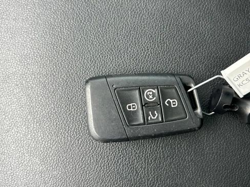 Used 2019 Volkswagen Atlas SEL FWD image 2