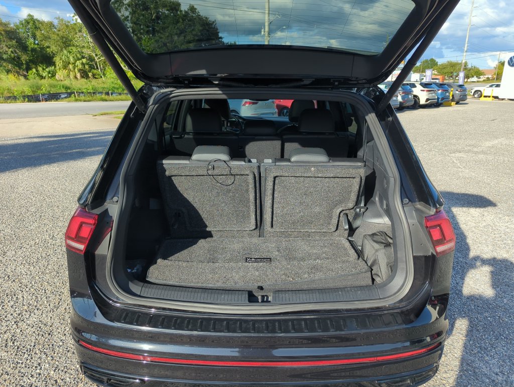 Certified 2023 Volkswagen Tiguan SE R-Line FWD image 31