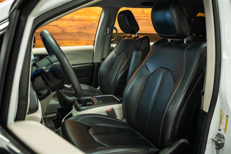 Used 2024 Chrysler Pacifica Limited FWD image 9