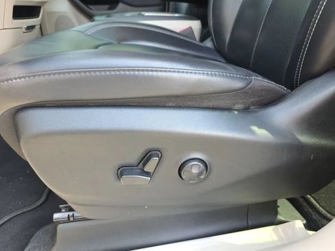 Used 2023 Chrysler Pacifica Touring-L FWD image 14