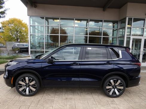 New 2025 Mitsubishi Outlander SE image 4