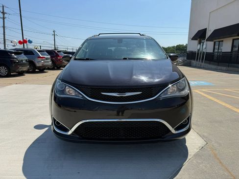 Used 2017 Chrysler Pacifica Touring-L Plus FWD image 4