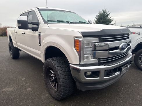 Used 2017 Ford F350 Lariat w/ Chrome Package image 5
