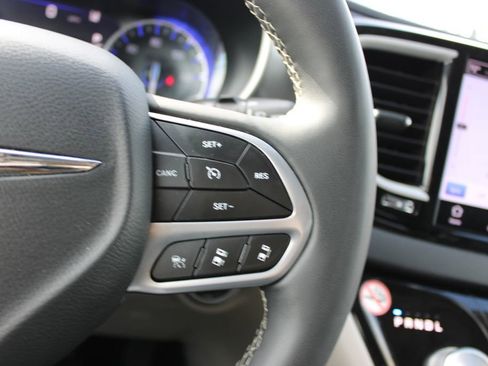 Used 2023 Chrysler Pacifica Touring-L image 23