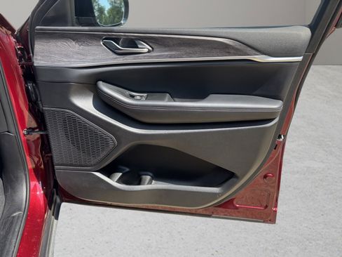 Used 2024 Jeep Grand Cherokee L Limited image 9