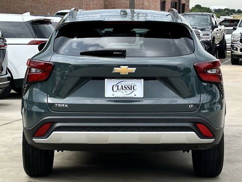 Used 2025 Chevrolet Trax LT FWD image 5