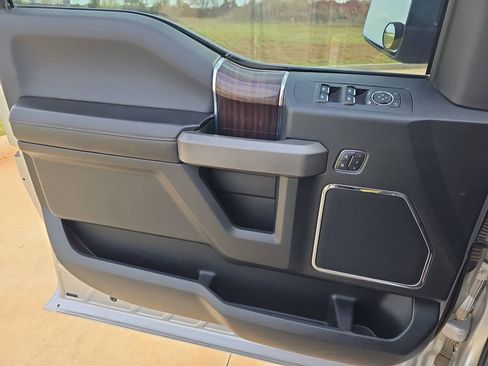 Used 2015 Ford F150 Platinum w/ Equipment Group 701A Luxury image 25