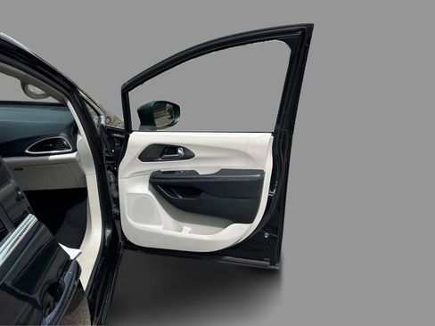 Used 2023 Chrysler Pacifica Touring-L FWD image 36