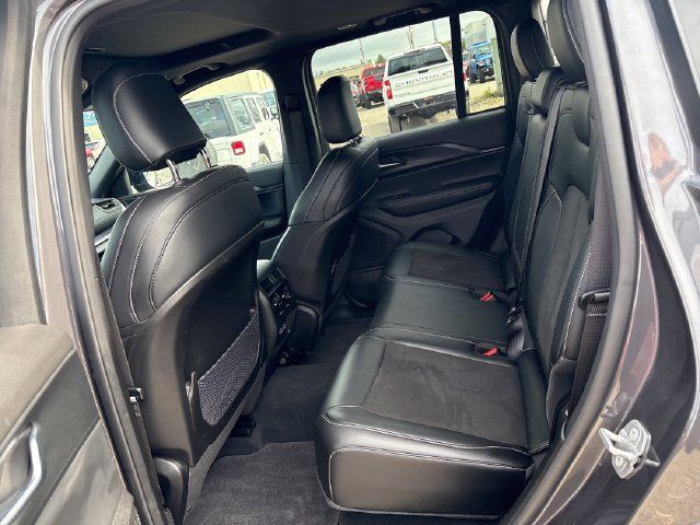 Used 2025 Jeep Grand Cherokee Altitude AWD/4WD image 21