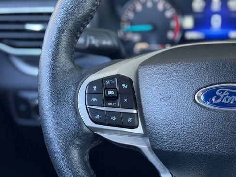 Used 2022 Ford Explorer XLT w/ Equipment Group 202A image 6