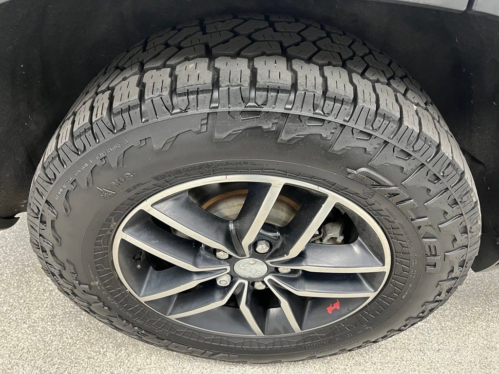 Used 2017 Jeep Grand Cherokee Trailhawk AWD/4WD image 17