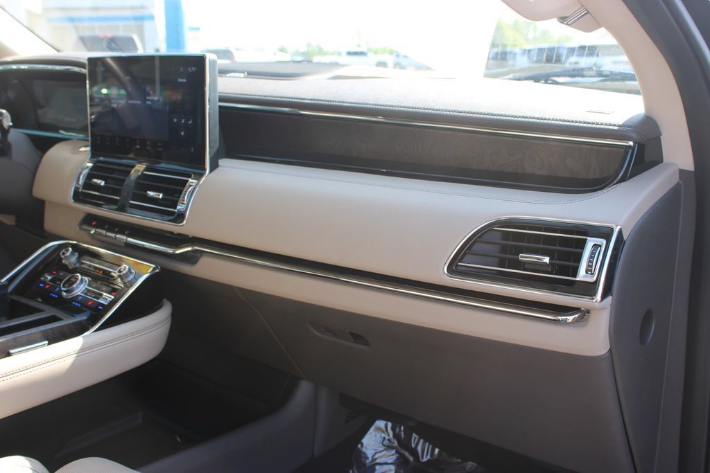 Used 2024 Lincoln Navigator L Reserve AWD/4WD image 32
