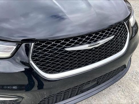 Used 2024 Chrysler Pacifica Touring-L image 31