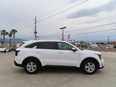 Used 2025 Kia Sorento LX image 9