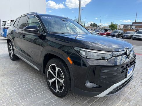 Certified 2025 Volkswagen Tiguan SE image 9