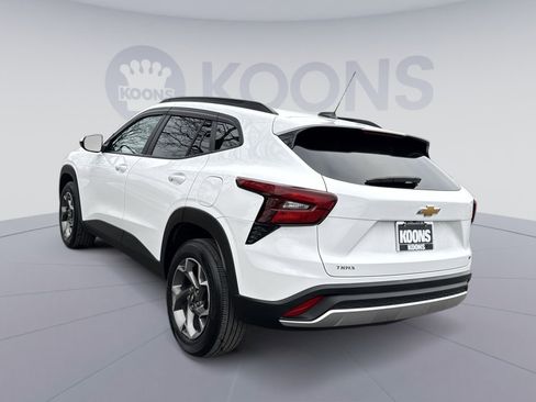 Used 2024 Chevrolet Trax LT w/ Driver Confidence Package image 4
