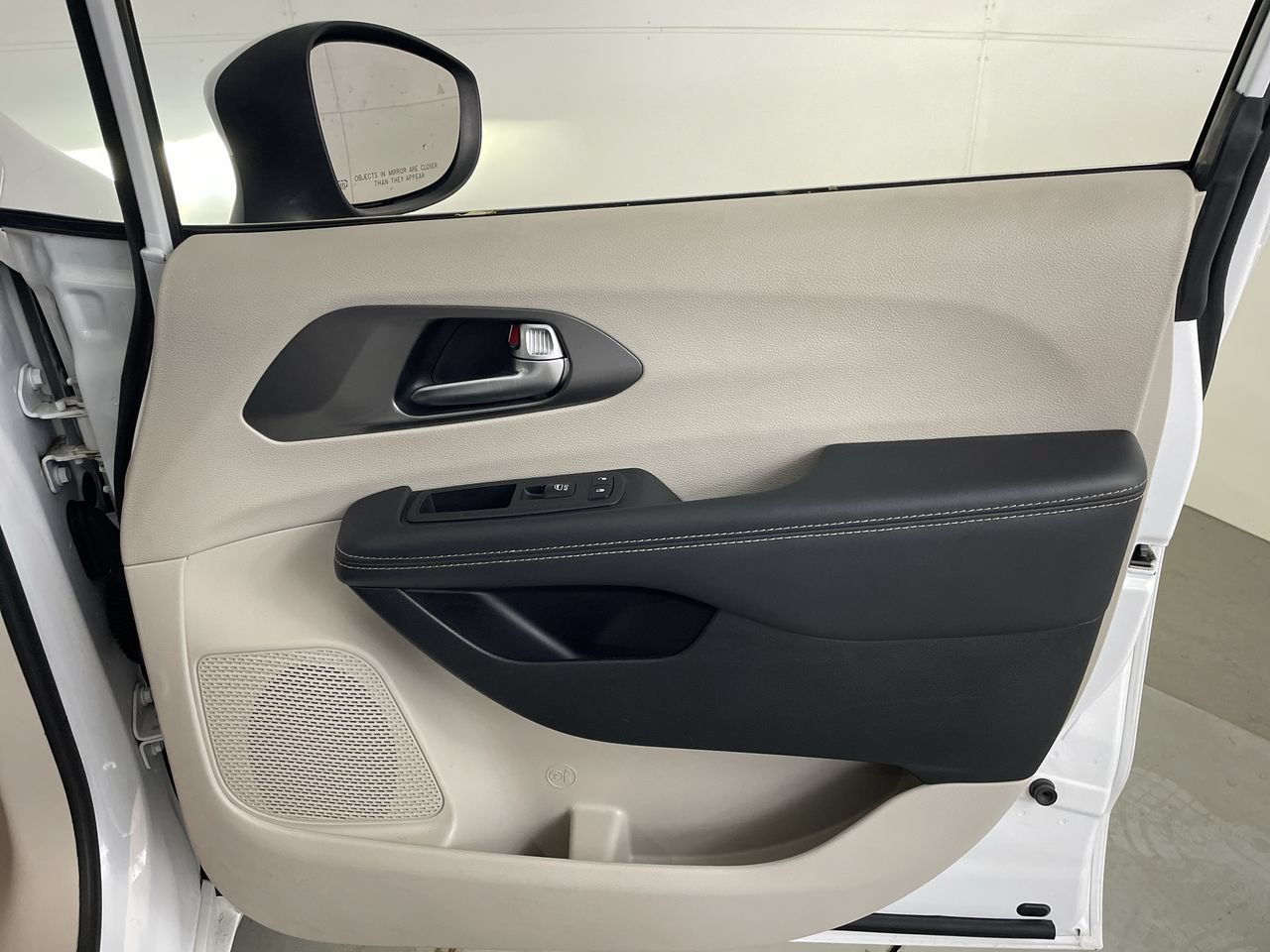 Used 2023 Chrysler Pacifica Touring-L FWD image 23
