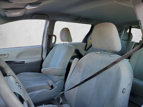 Used 2014 Toyota Sienna L FWD image 13