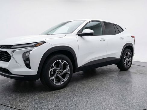 Used 2025 Chevrolet Trax LT FWD image 3