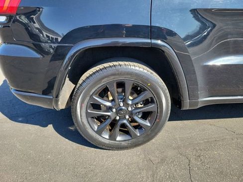 Used 2018 Jeep Grand Cherokee Altitude image 21