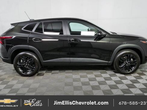 Certified 2025 Chevrolet Trax RS w/ Sunroof Package FWD image 25