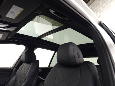 Used 2025 BMW X5 xDrive40i w/ Parking Assistance Package AWD/4WD image 18