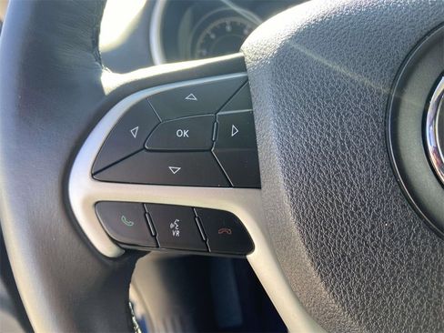 Used 2018 Jeep Cherokee Latitude Plus w/ Comfort/Convenience Group image 32