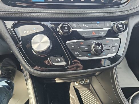 Used 2025 Chrysler Pacifica Limited image 17