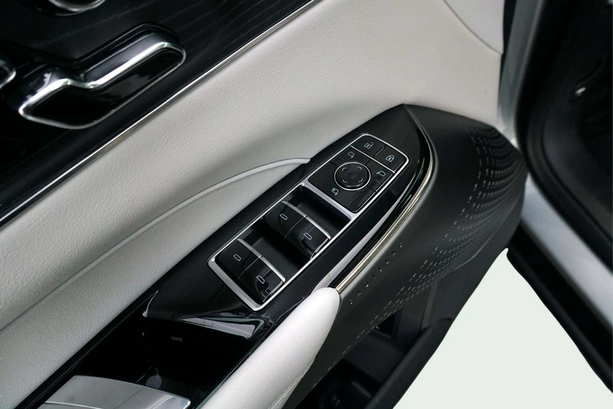 Used 2024 Cadillac Lyriq Luxury RWD image 16