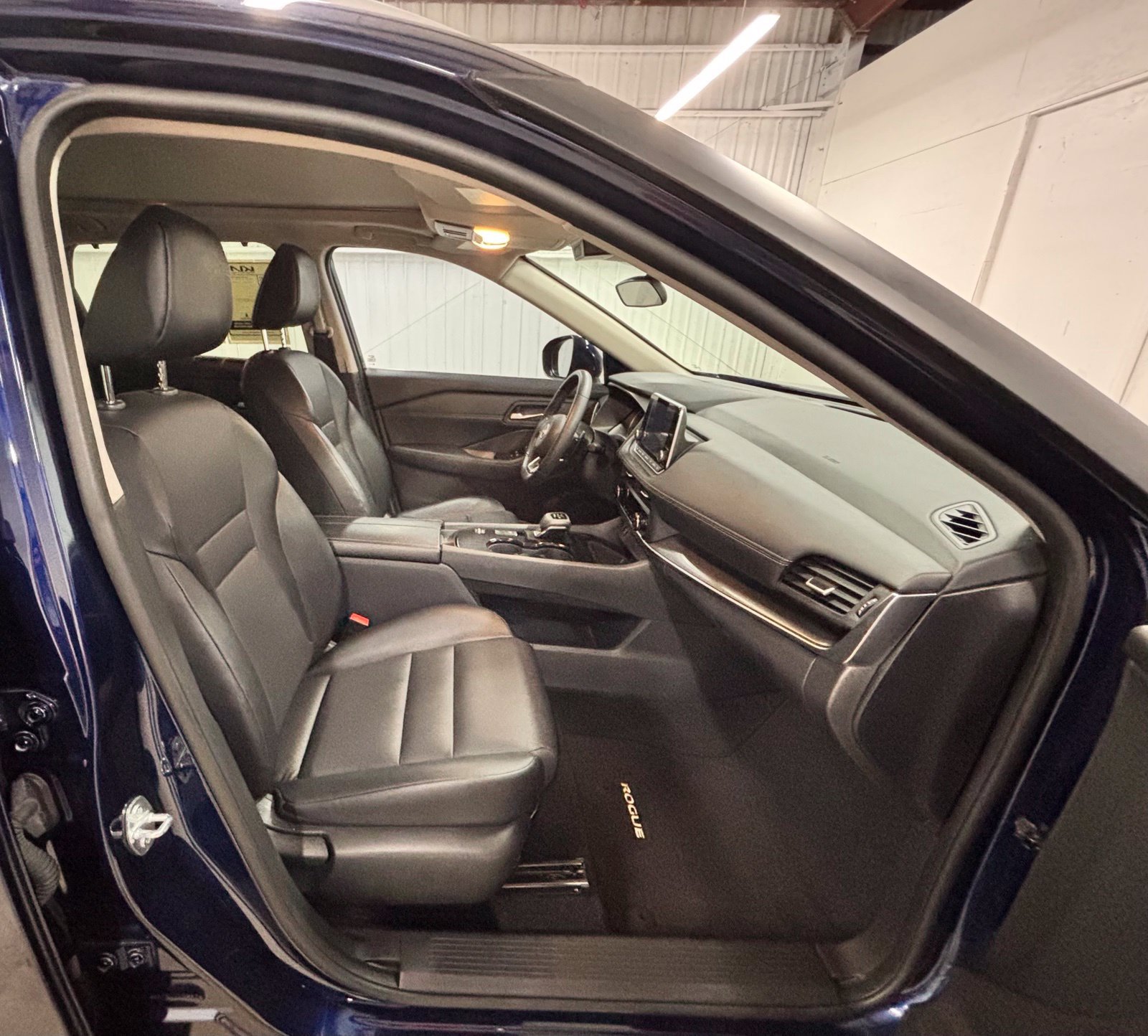 Used 2024 Nissan Rogue SV w/ SV Premium Package FWD image 18