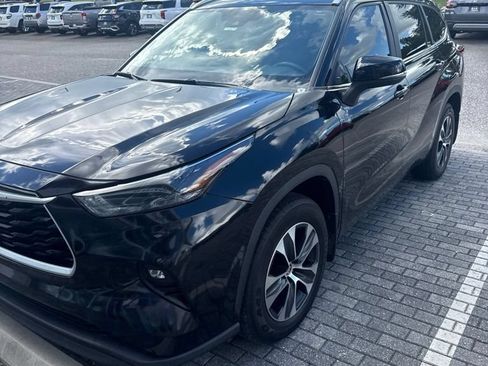 Used 2023 Toyota Highlander XLE FWD image 2