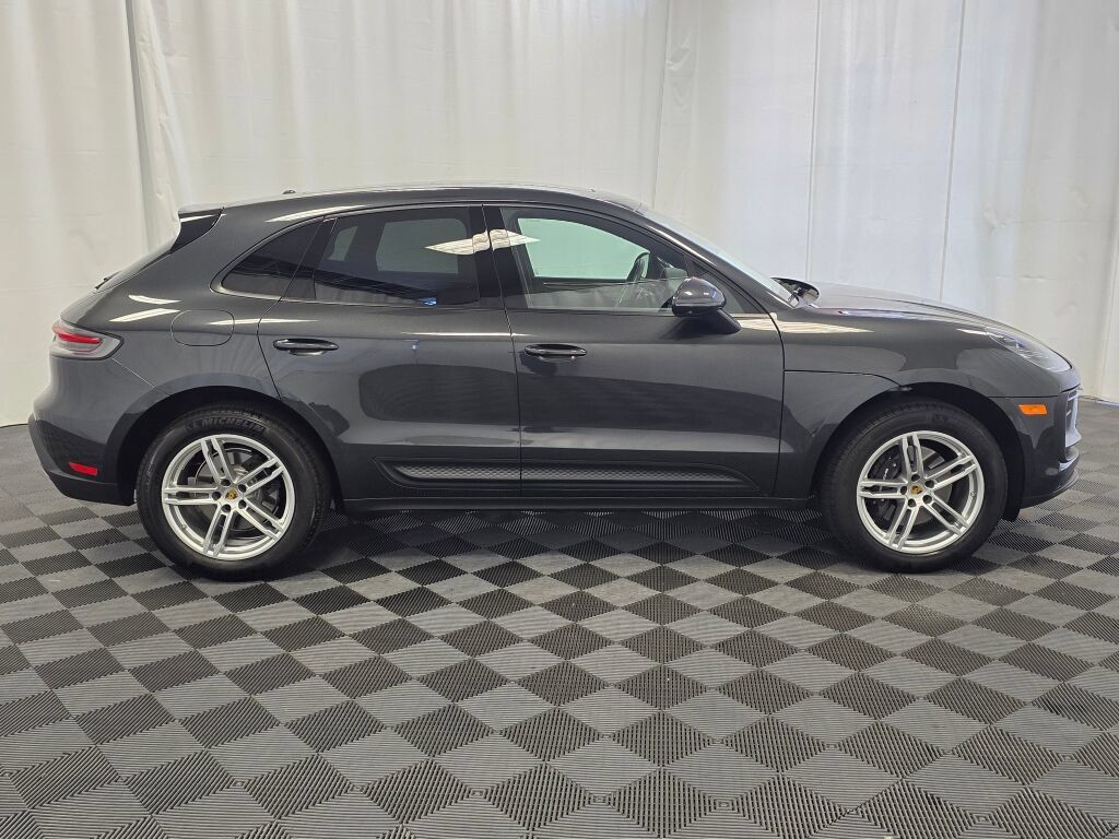 Certified 2025 Porsche Macan AWD/4WD image 8